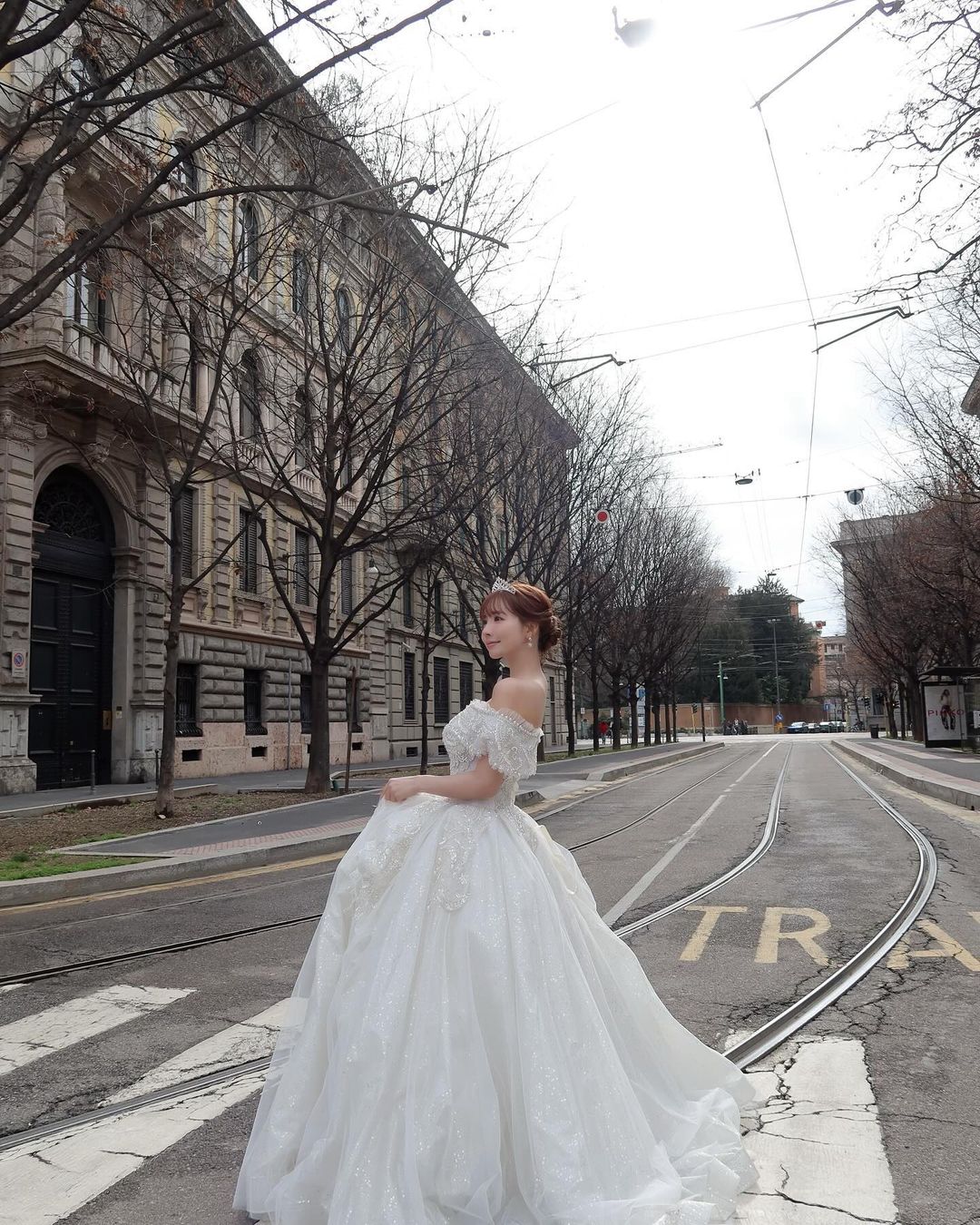 三上悠亞公開婚紗照，再傳結婚傳聞。（圖：IG）