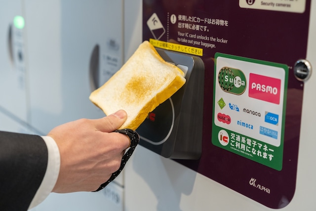 超擬真「吐司票卡夾」讓你一秒變身動漫名場面主角 - 遲到的咬吐司少女/少男！