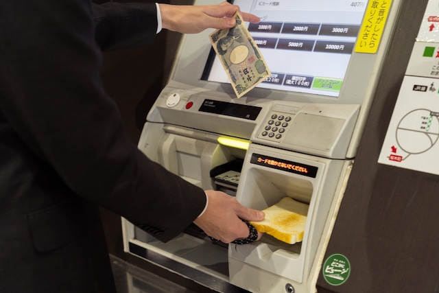 超擬真「吐司票卡夾」讓你一秒變身動漫名場面主角 - 遲到的咬吐司少女/少男！