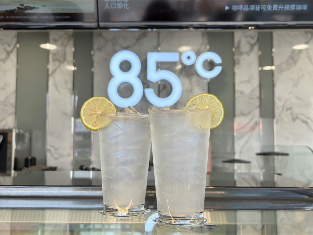 85度C宣布在4/1愚人節當天推出新飲品「愚檸同樂」，飲料透明無色。