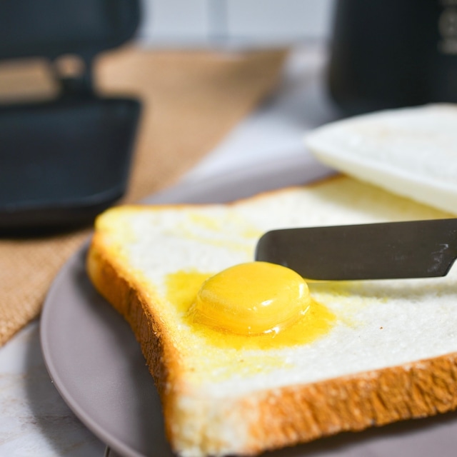 超擬真「吐司票卡夾」讓你一秒變身動漫名場面主角 - 遲到的咬吐司少女/少男！