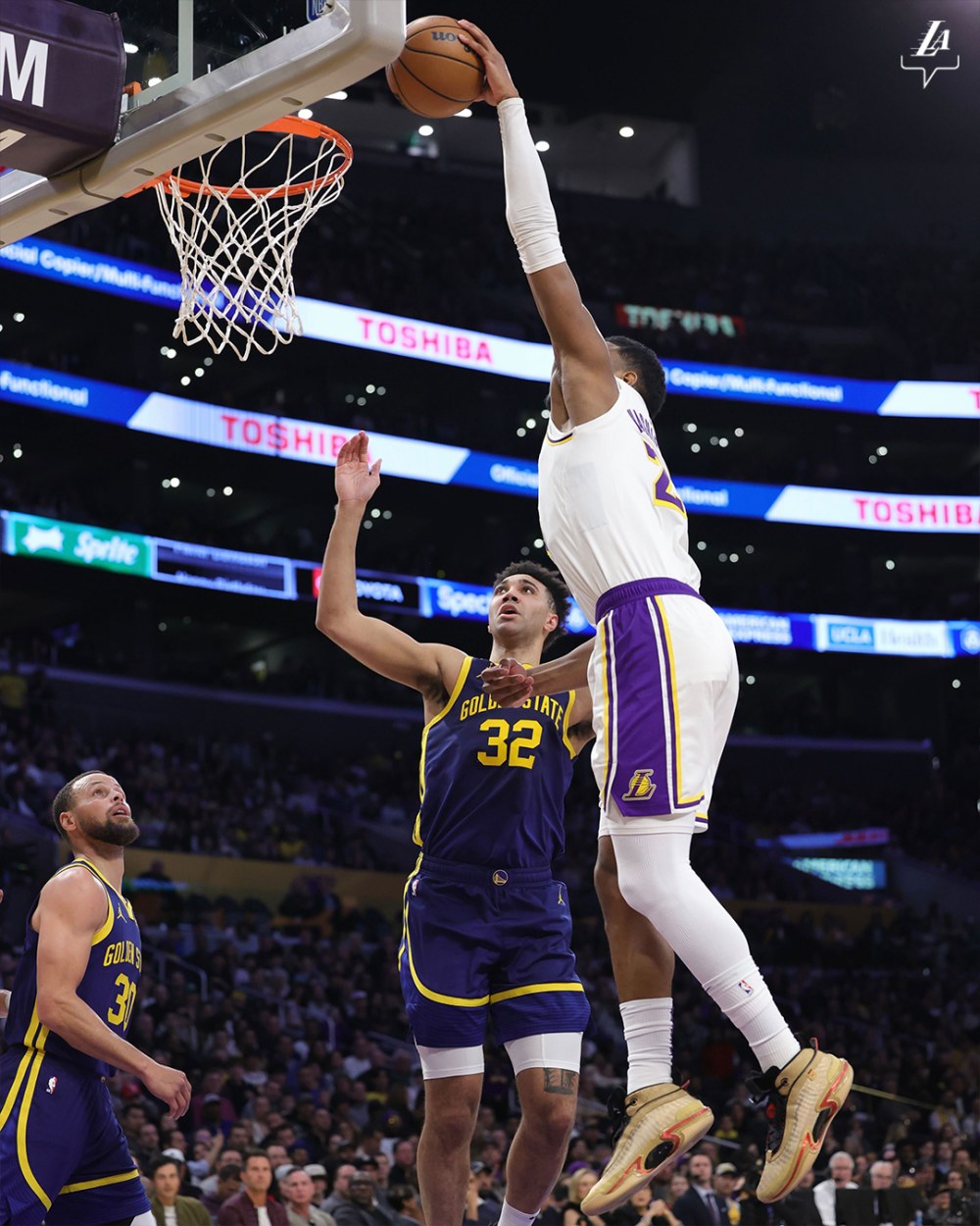 詹皇氣到砸球、觀眾累癱！湖人主場計時器五度出包，15 秒比賽竟打了 16 分鐘！