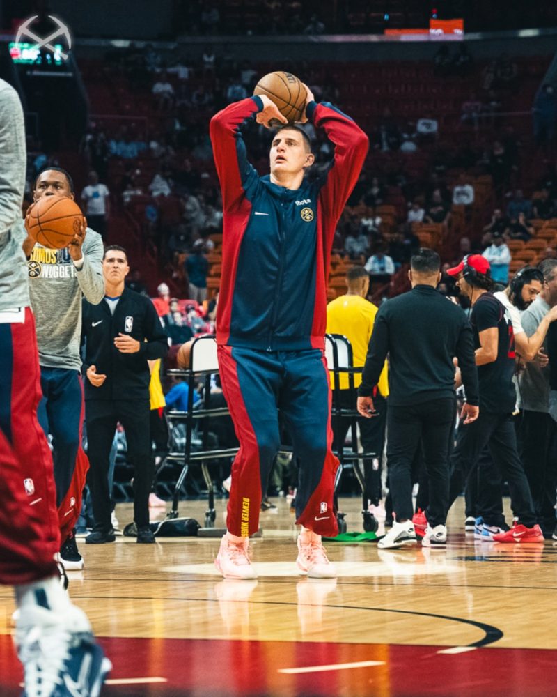 小丑被陰一失誤？！Adebayo 賽後與 Jokic 擁抱致意，將球撿起意外賺到抄截！