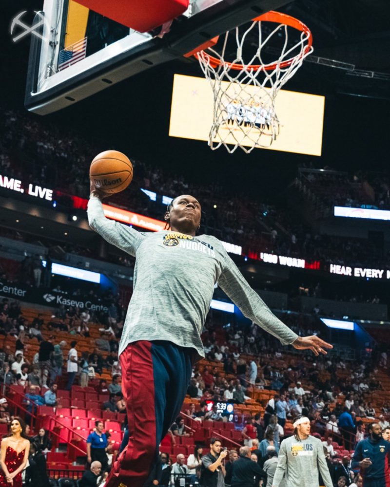 小丑被陰一失誤？！Adebayo 賽後與 Jokic 擁抱致意，將球撿起意外賺到抄截！