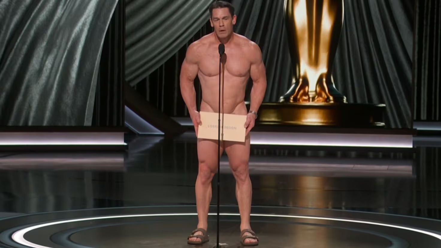 怎麼會有個憑空漂浮的信封？John Cena「裸體」頒獎！致敬 50 年前奧斯卡典禮真實上演的裸奔事件！