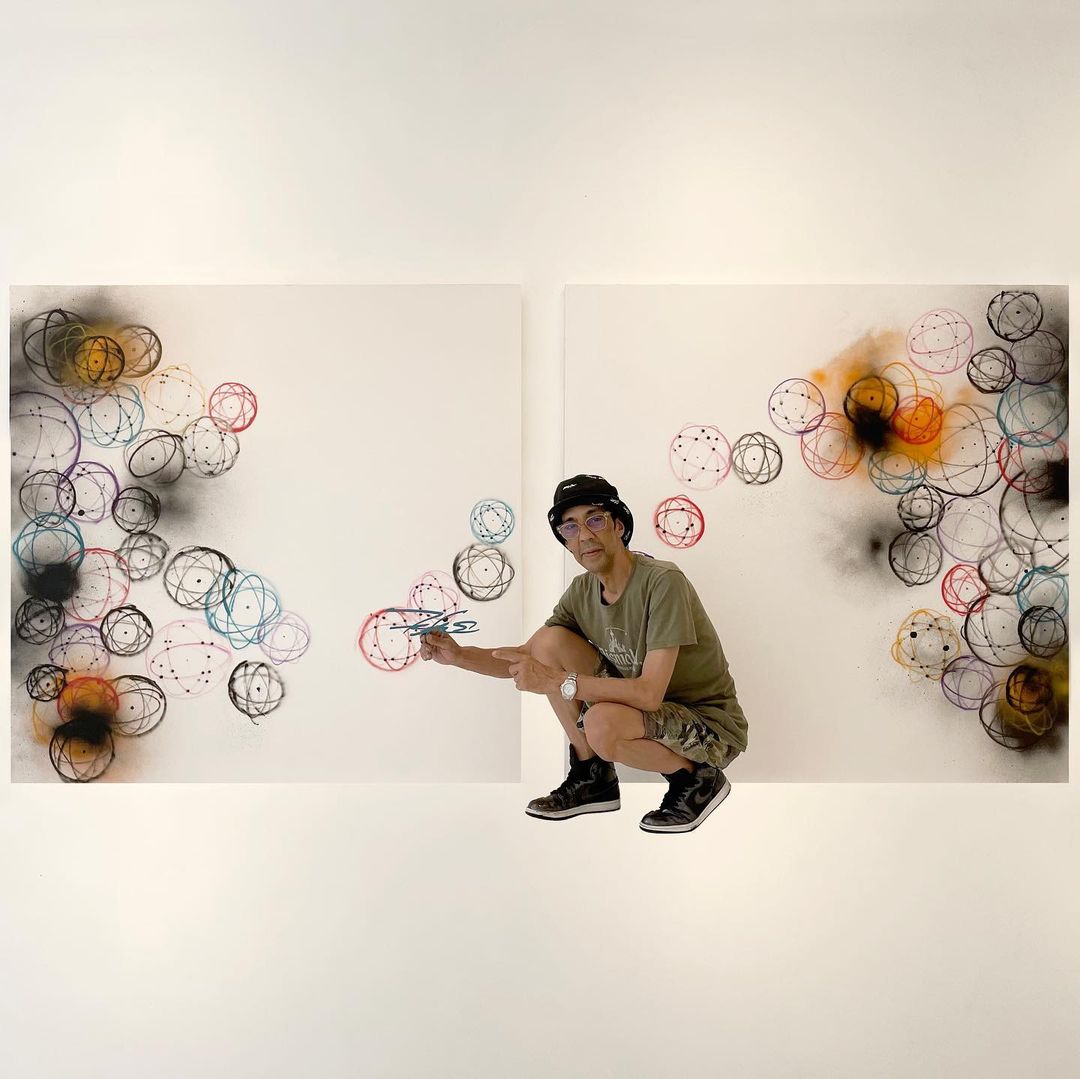 塗鴉大師親自上腳給你看！Futura x Crocs 最新聯名將在情人節發售！