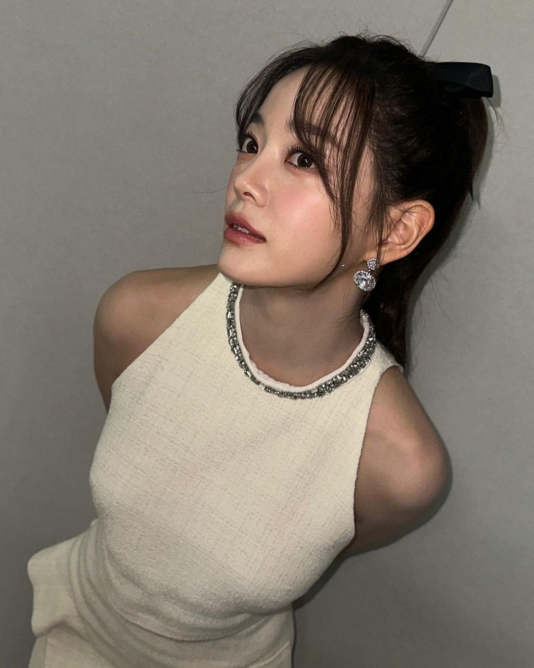 跟著「 God 女神」金世正走遍世界！紅色比基尼後曬性感美背，大口吃泡麵全無偶像包袱！