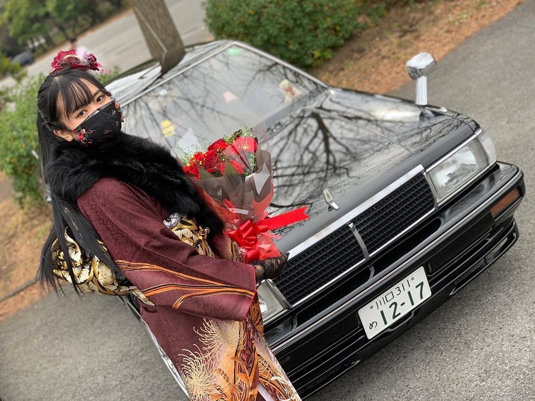 看車還看咩？超兇櫻花妹炫車全網歪樓，嬌嗔：「大家太注意了上圍了吧！」