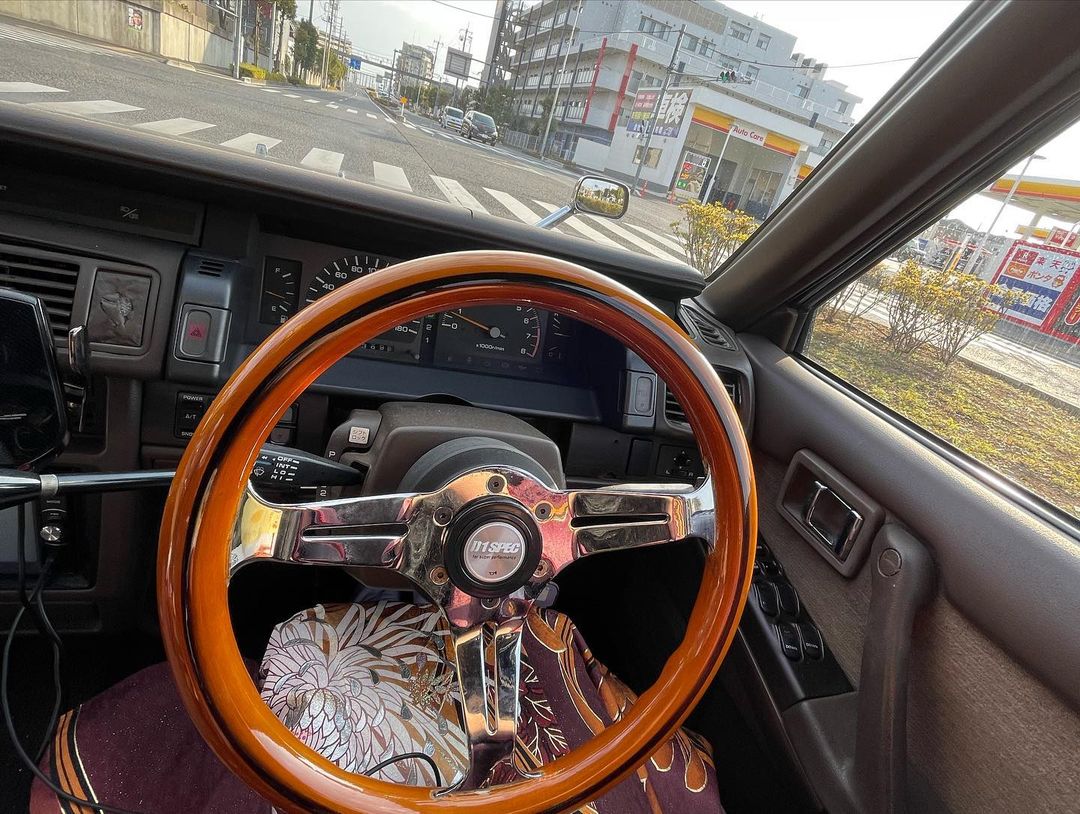看車還看咩？超兇櫻花妹炫車全網歪樓，嬌嗔：「大家太注意了上圍了吧！」