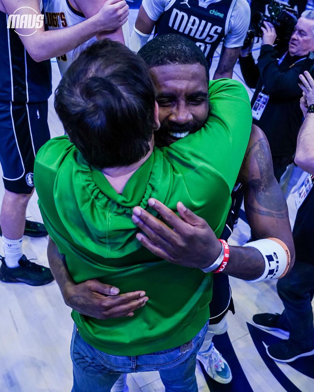 歐神仙降臨！Kyrie Irving 神奇左手拋投絕殺金塊，連詹皇都讚賞是史上最佳殺手！