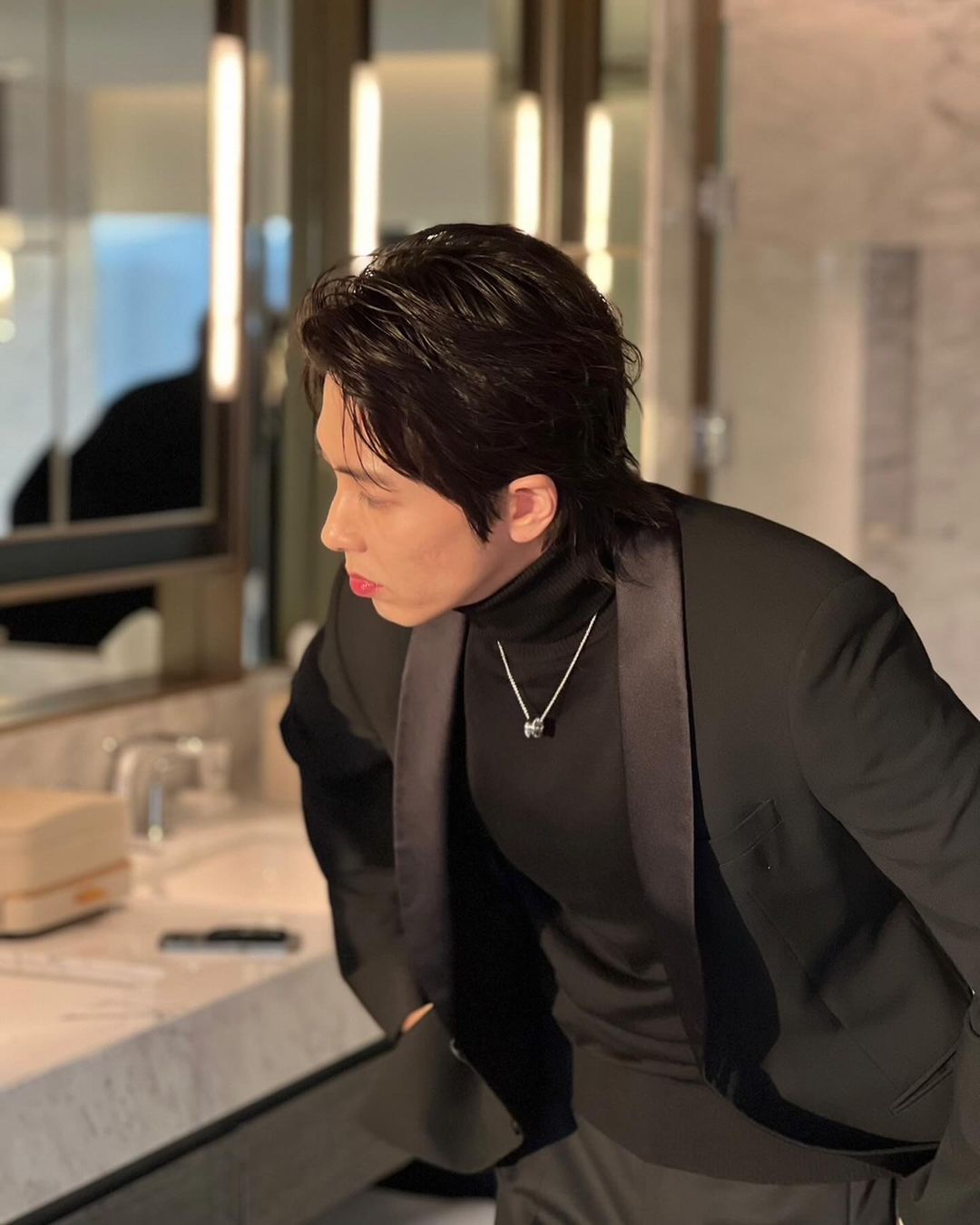 男神也要排隊！山下智久排隊等 BLACKPINK LISA 合照畫面曝光，拍完馬上被保鑣請離開！