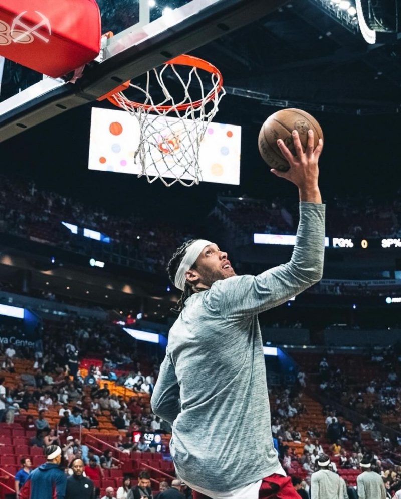 小丑被陰一失誤？！Adebayo 賽後與 Jokic 擁抱致意，將球撿起意外賺到抄截！