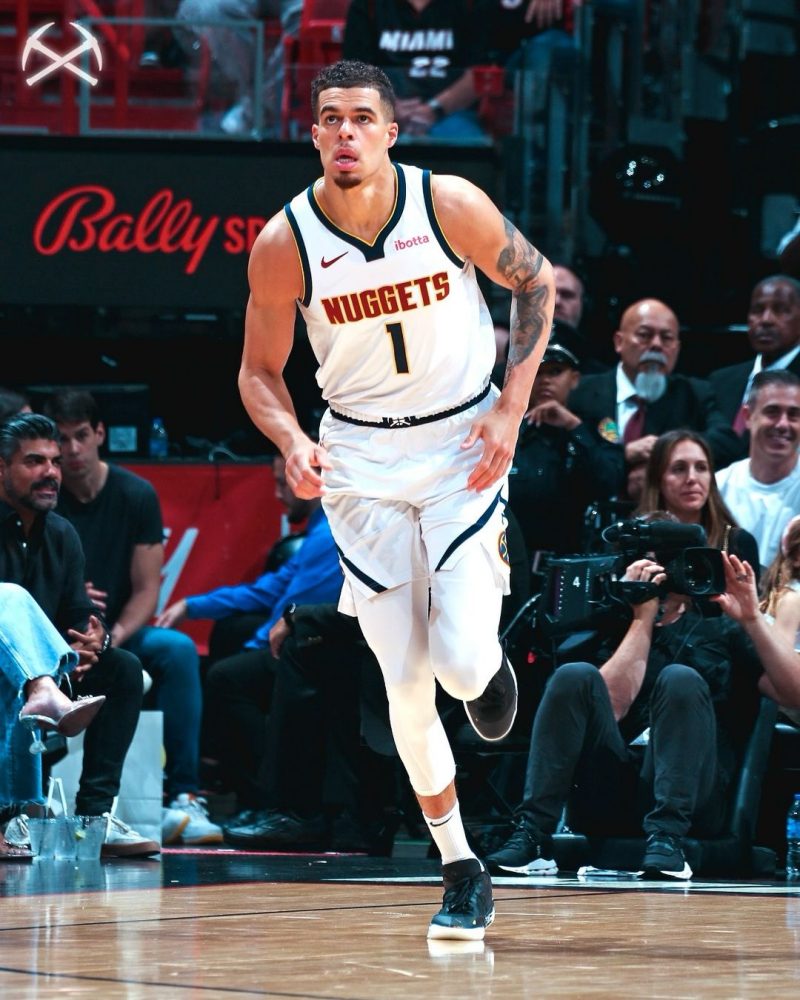 小丑被陰一失誤？！Adebayo 賽後與 Jokic 擁抱致意，將球撿起意外賺到抄截！