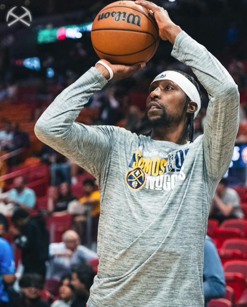 小丑被陰一失誤？！Adebayo 賽後與 Jokic 擁抱致意，將球撿起意外賺到抄截！