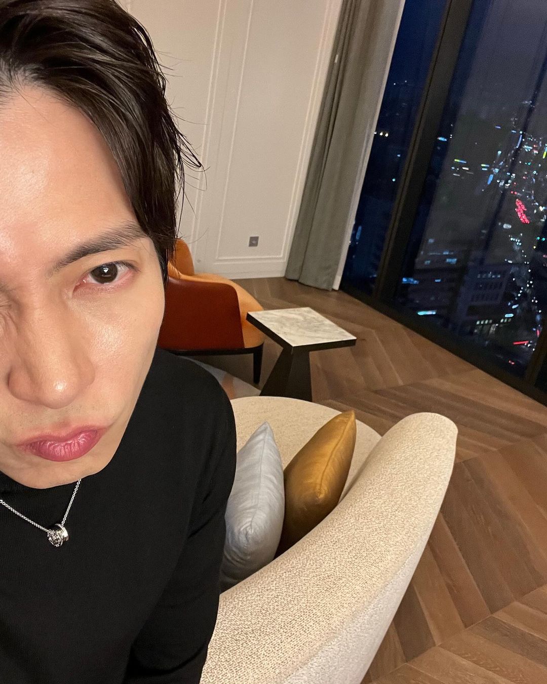 男神也要排隊！山下智久排隊等 BLACKPINK LISA 合照畫面曝光，拍完馬上被保鑣請離開！