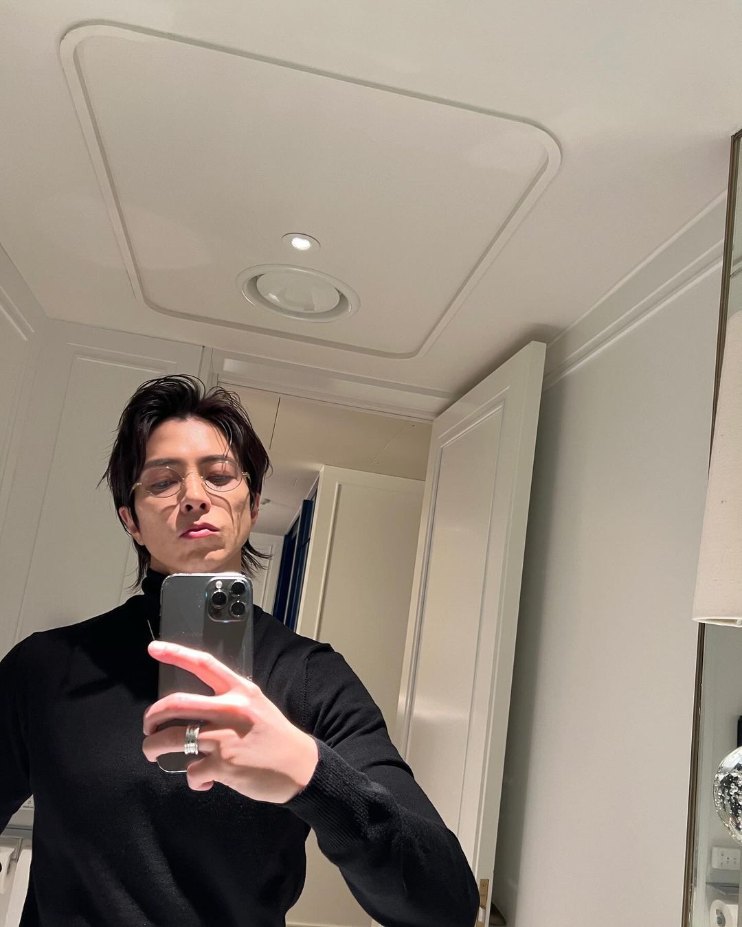 男神也要排隊！山下智久排隊等 BLACKPINK LISA 合照畫面曝光，拍完馬上被保鑣請離開！