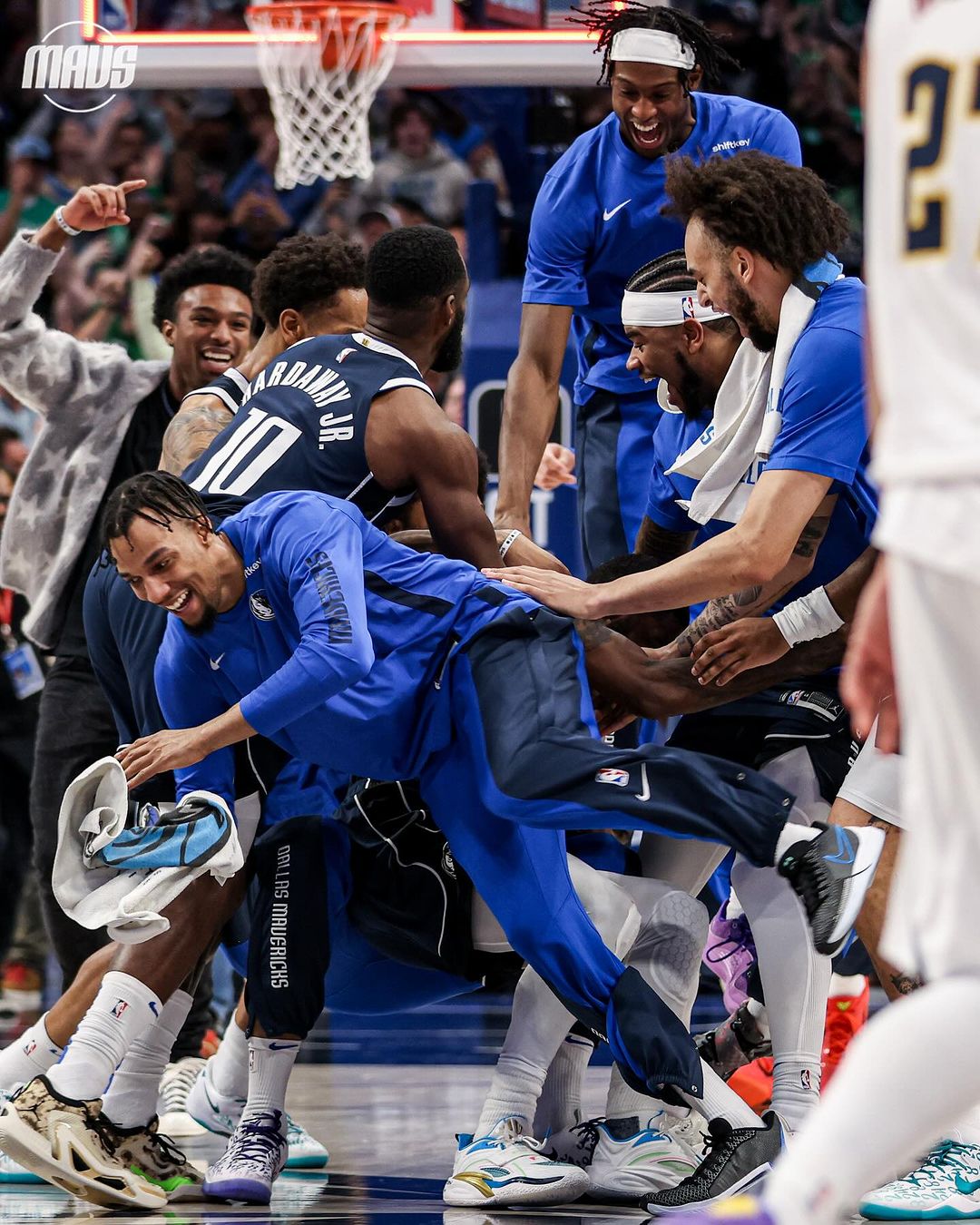 歐神仙降臨！Kyrie Irving 神奇左手拋投絕殺金塊，連詹皇都讚賞是史上最佳殺手！