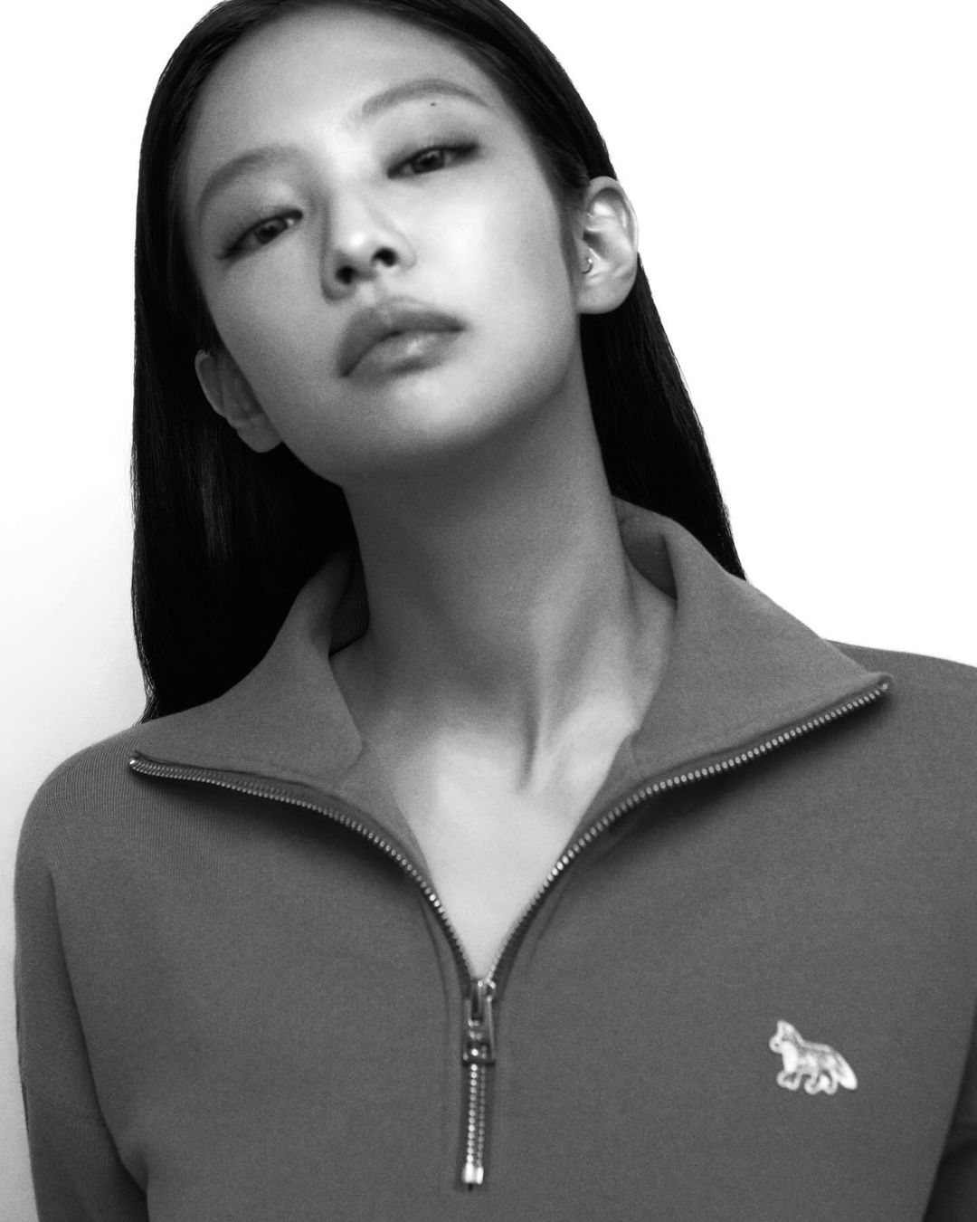 美哭！Jennie 性感演繹 Maison Kitsuné 全新系列！網友：小狐狸變辣了！