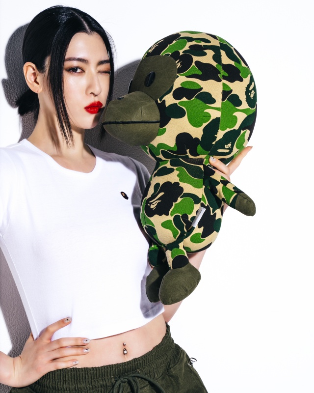 三吉彩花性感演繹！ BAPE® x READYMADE  合作系列登場，連 BE@RBRICK 公仔都超有誠意！