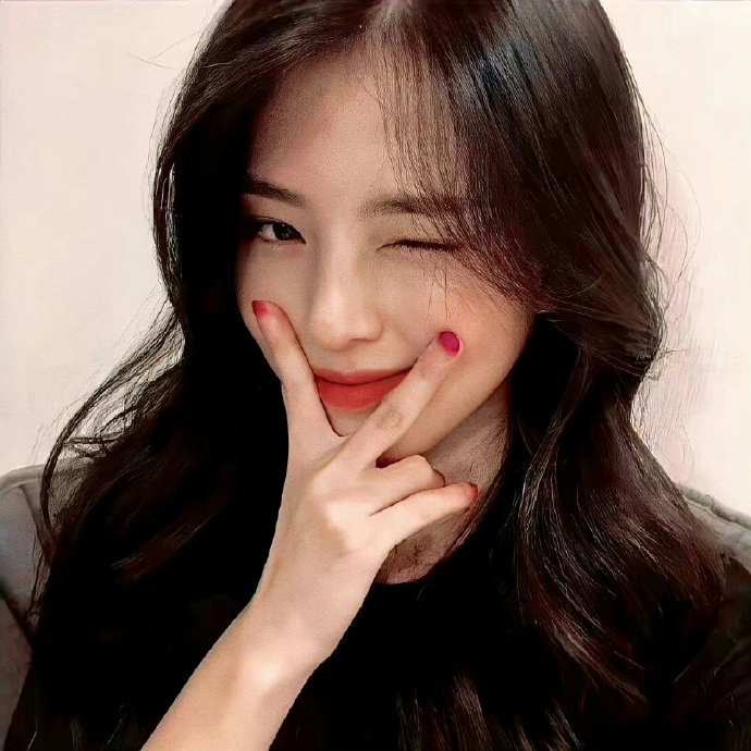 韓韶禧叼筆蓋成風潮！「中國第一美女」咬巧克力棒反被酸東施效顰！