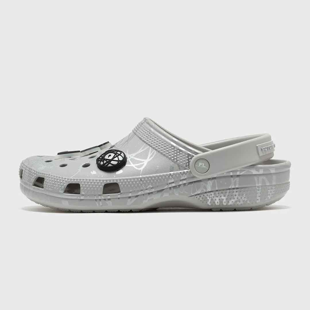 塗鴉大師親自上腳給你看！Futura x Crocs 最新聯名將在情人節發售！