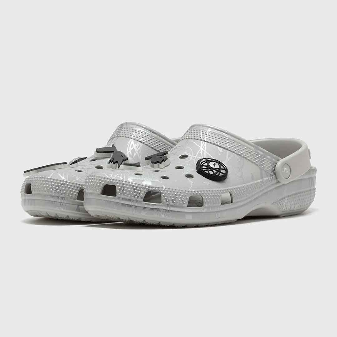 塗鴉大師親自上腳給你看！Futura x Crocs 最新聯名將在情人節發售！