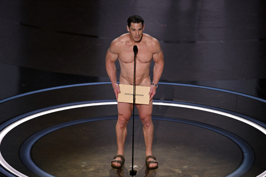 怎麼會有個憑空漂浮的信封？John Cena「裸體」頒獎！致敬 50 年前奧斯卡典禮真實上演的裸奔事件！