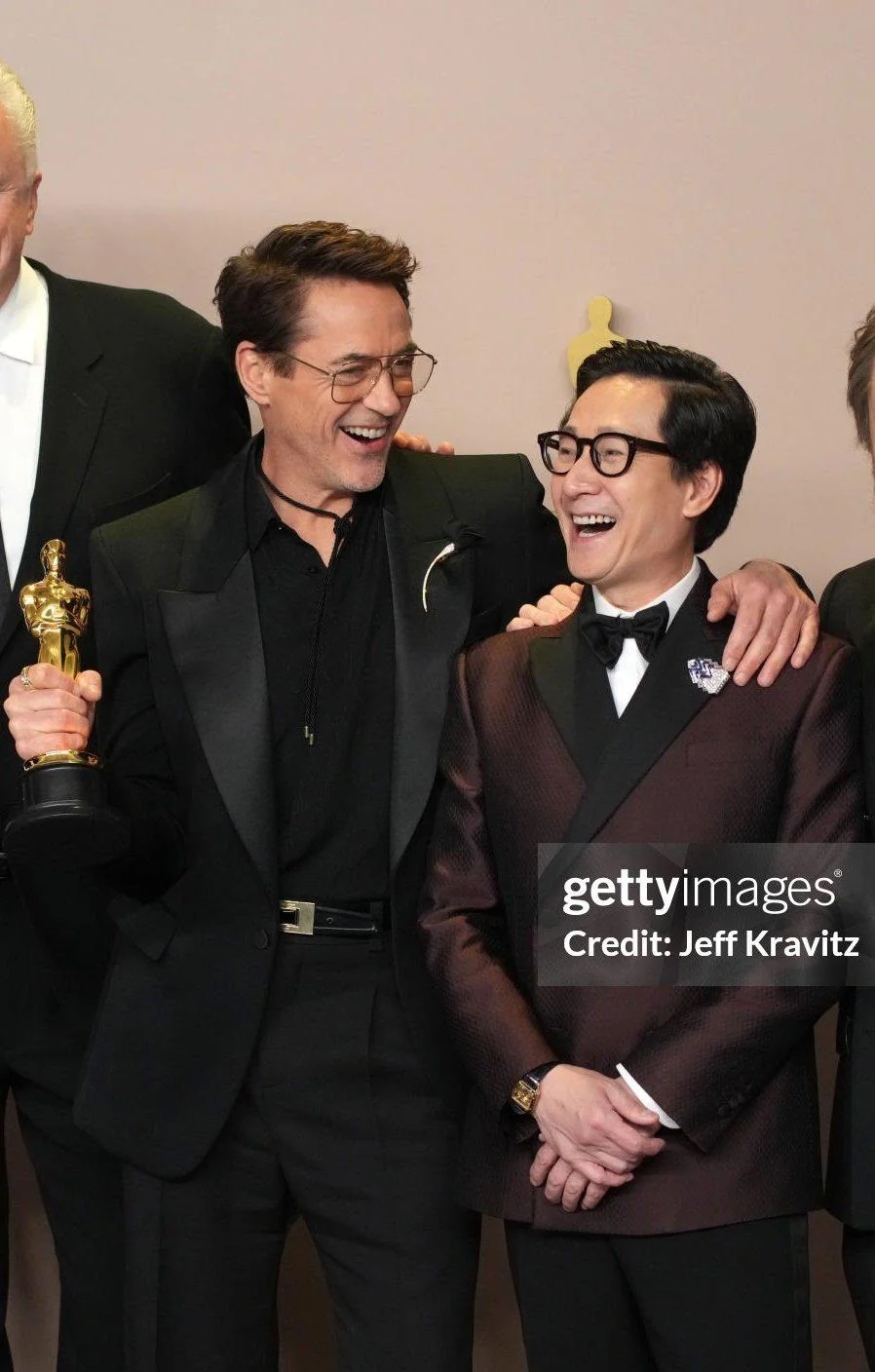 RDJ 得首座小金人卻被爆種族歧視？關繼威事後曬出合照屏除不實謠言！