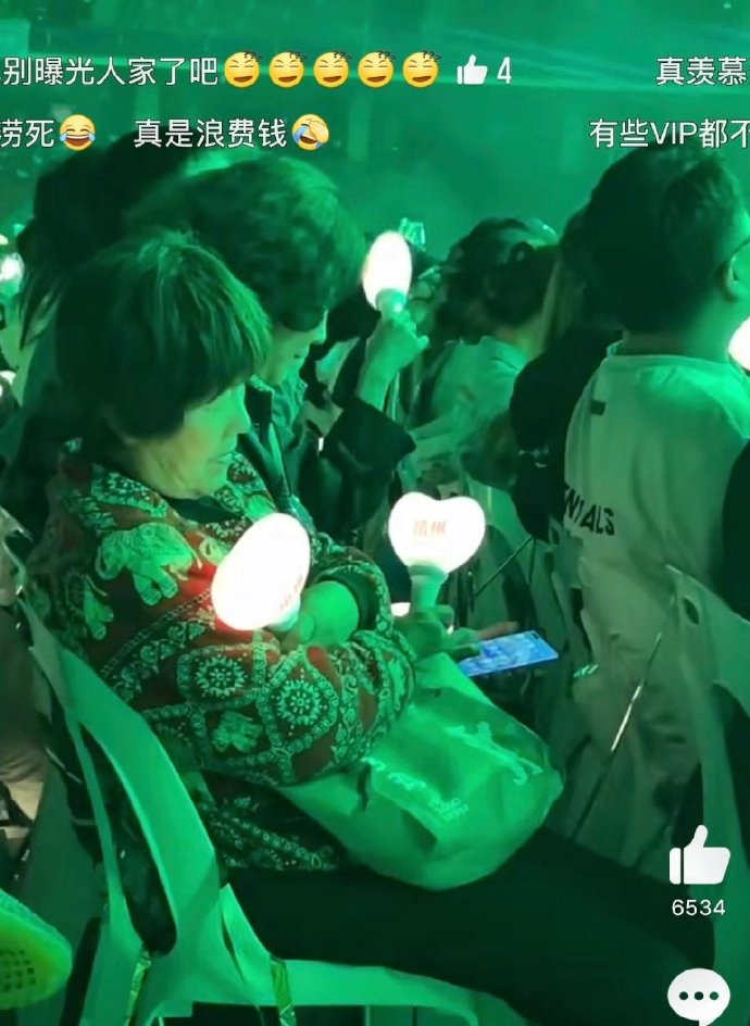 太狂！周杰倫演唱會驚見 VIP 大媽睡爆！網友：太幸福了吧！