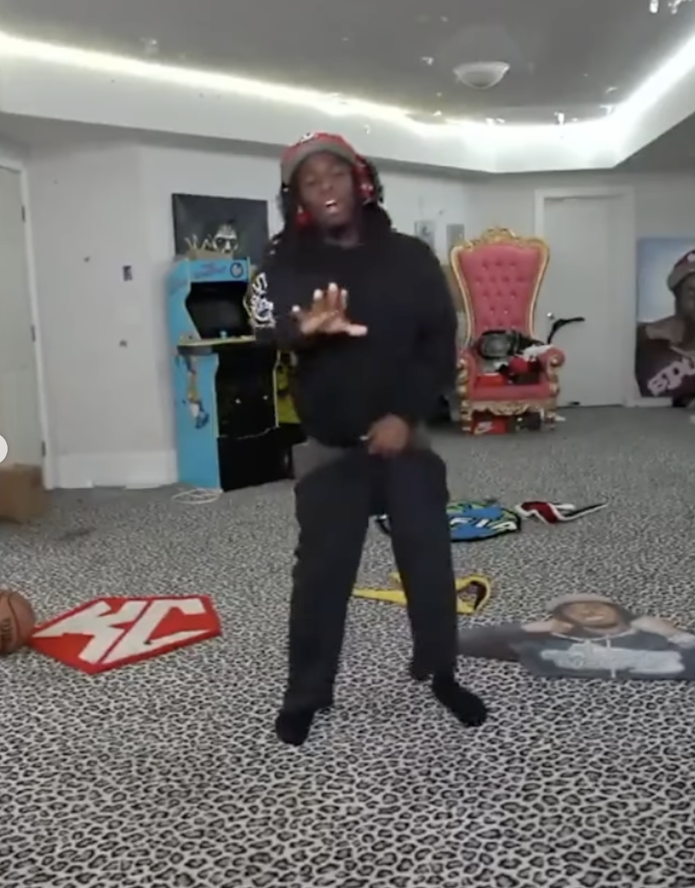 影 / Beef 結束了？ Ye 肯爺這次寄給 Kai Cenat 正確尺寸的 YEEZY 褲子，讓他開心大跳熱舞！