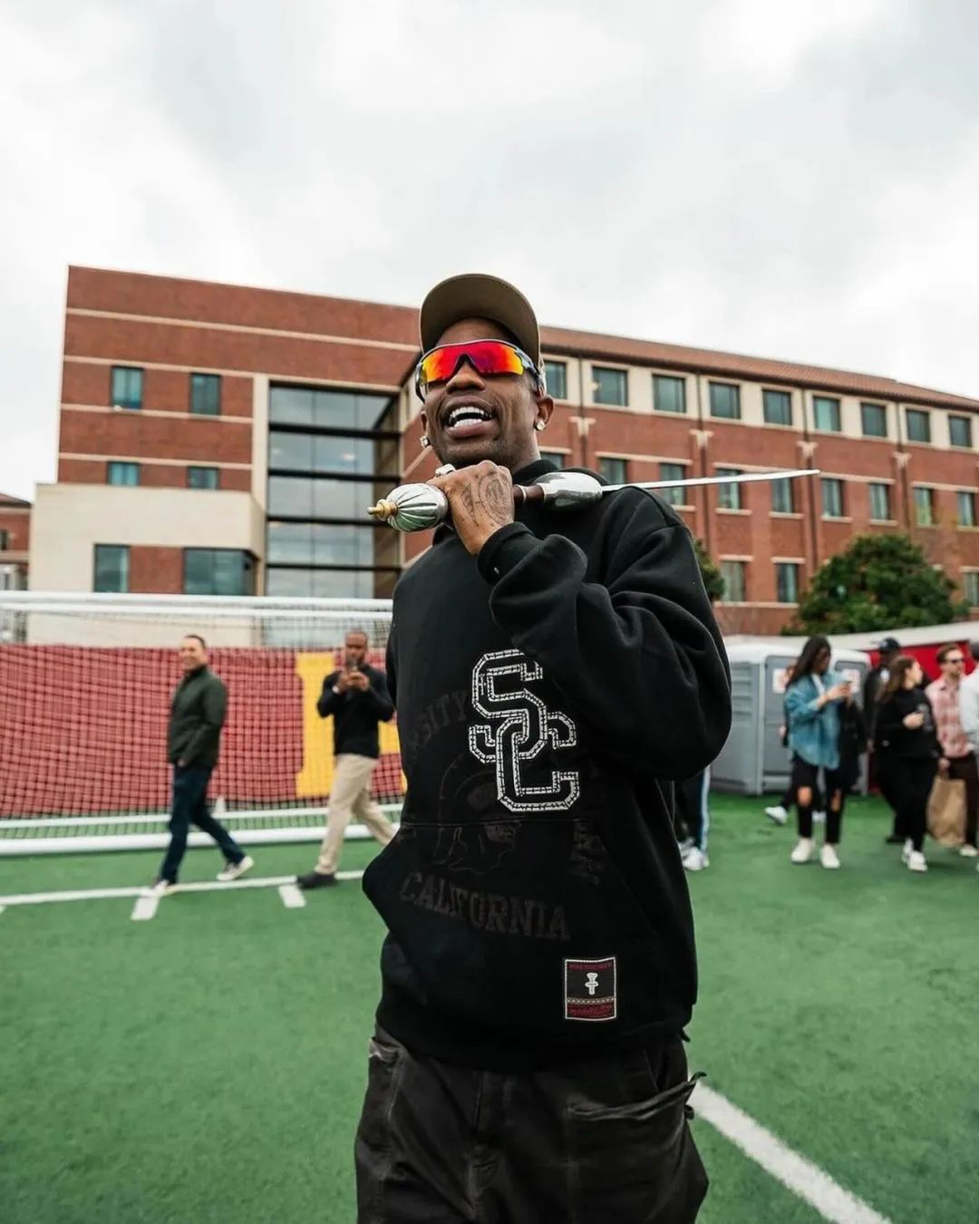 太中肯！ Travis Scott 校園巡禮幫學生簽名寫下勉勵：認真讀書，別尻尻！