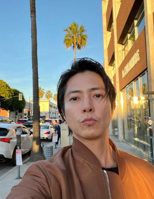 山下智久喜迎 39 歲生日！劇組超有誠意蛋糕嚇壞他　男神感動擦淚還搞笑跪地