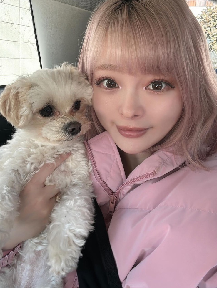 恭喜！卡莉怪妞宣布懷孕　親曬巨大腳丫搞怪圖暖喊：哈囉寶貝👶🏻