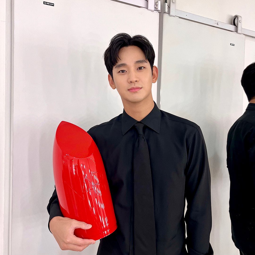 四次元反差萌男子！盤點《淚之女王》金秀賢 6 個小故事：IU 的頭號鐵粉！