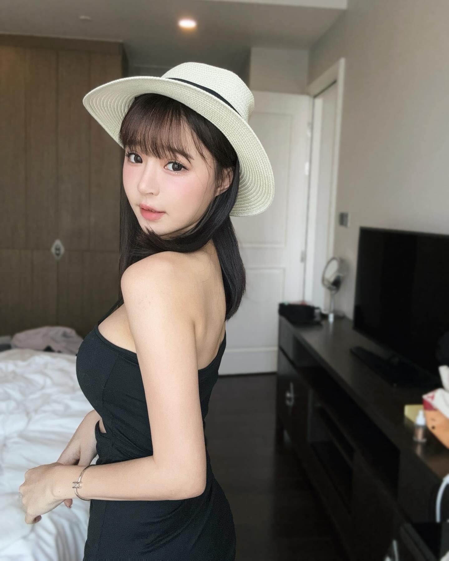 元元外拍遇日本妹子「當眾換衣」嚇傻！好奇問：到底真正個性是豪放還是溫柔？