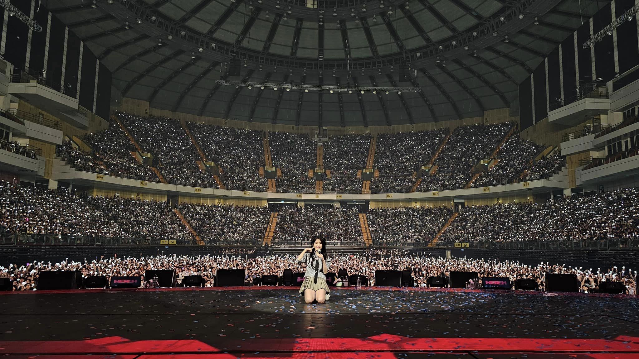 名人穿啥｜女神去機場也穿「它」！IU 演唱會穿的 NB 鞋款幫你神出來了，台幣 3000 平價又百搭！
