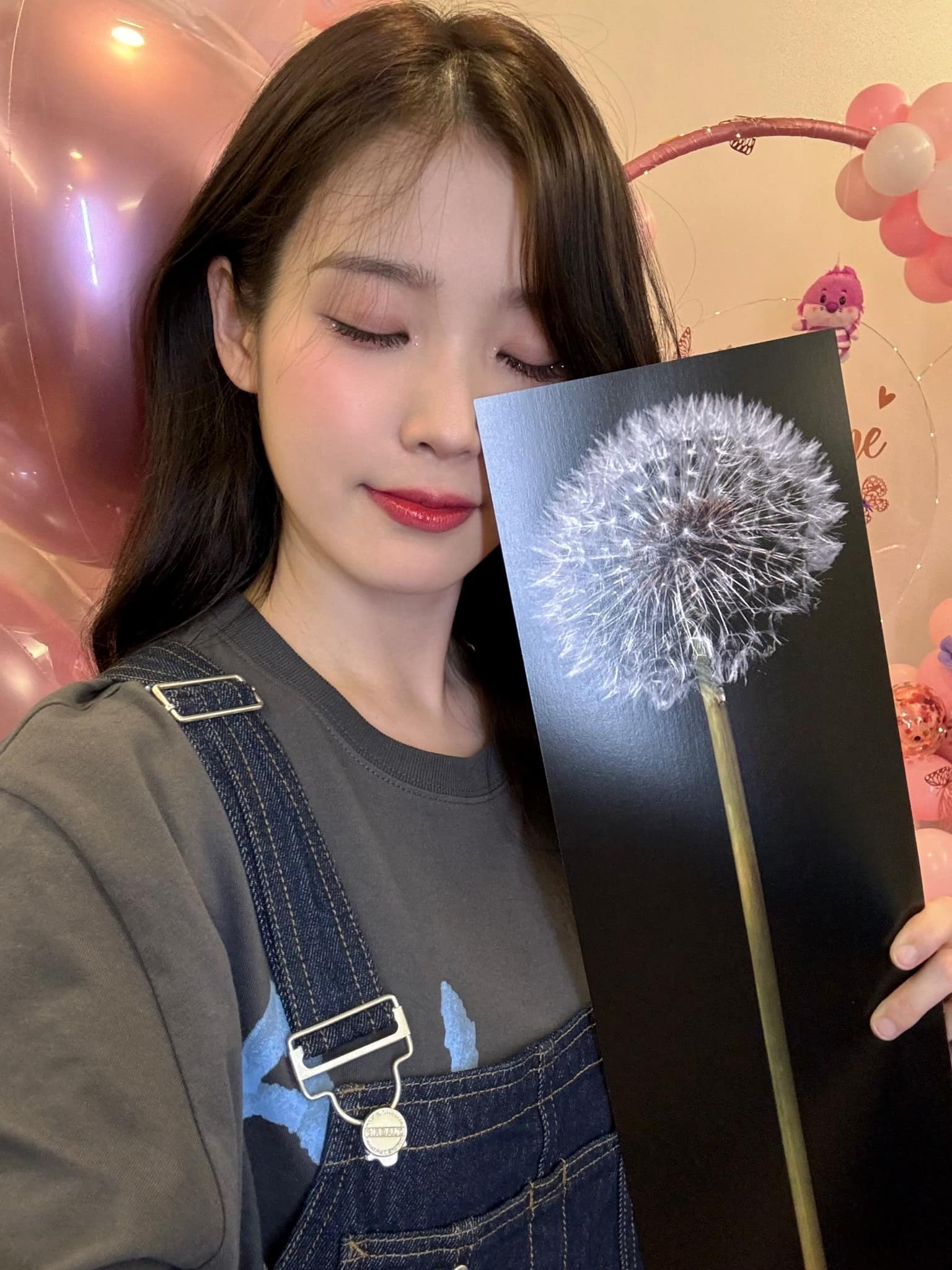 名人穿啥｜女神去機場也穿「它」！IU 演唱會穿的 NB 鞋款幫你神出來了，台幣 3000 平價又百搭！