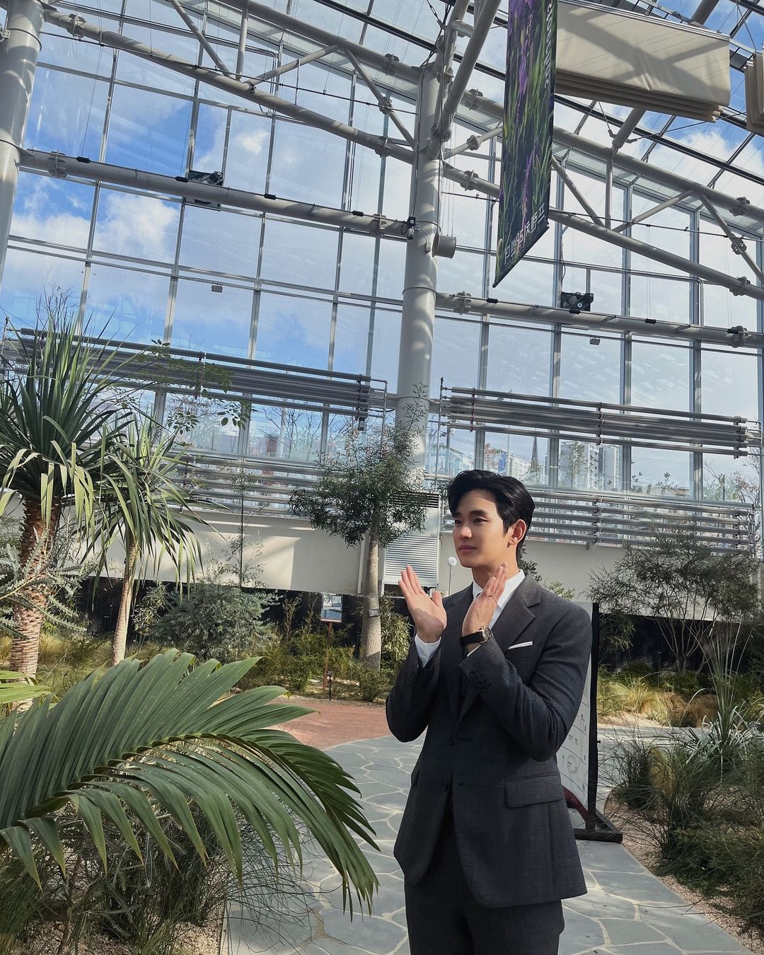 四次元反差萌男子！盤點《淚之女王》金秀賢 6 個小故事：IU 的頭號鐵粉！