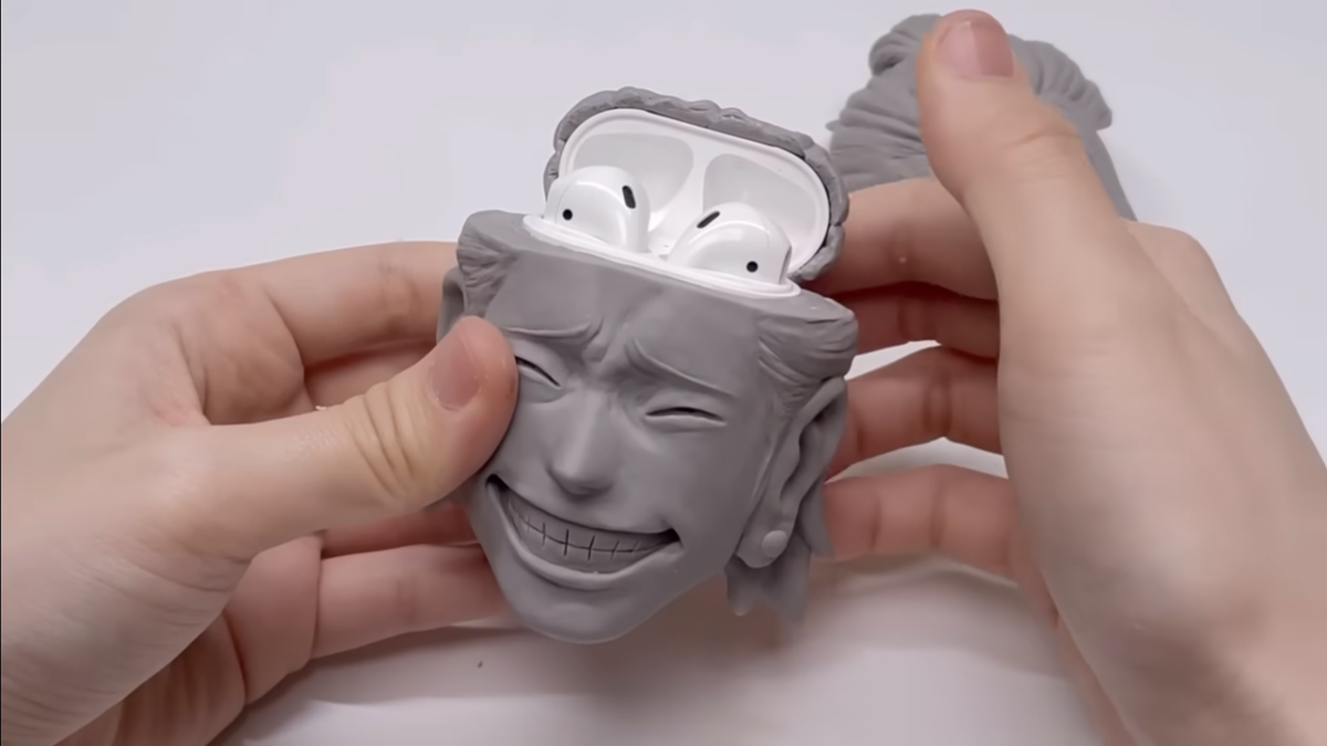 竟能掀開腦花！網友公開蘋果 AirPods 《咒術迴戰》夏油傑造型保護殼，敲碗實體化！