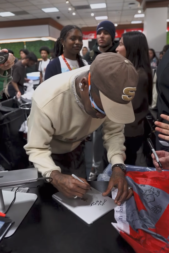 太中肯！ Travis Scott 校園巡禮幫學生簽名寫下勉勵：認真讀書，別尻尻！