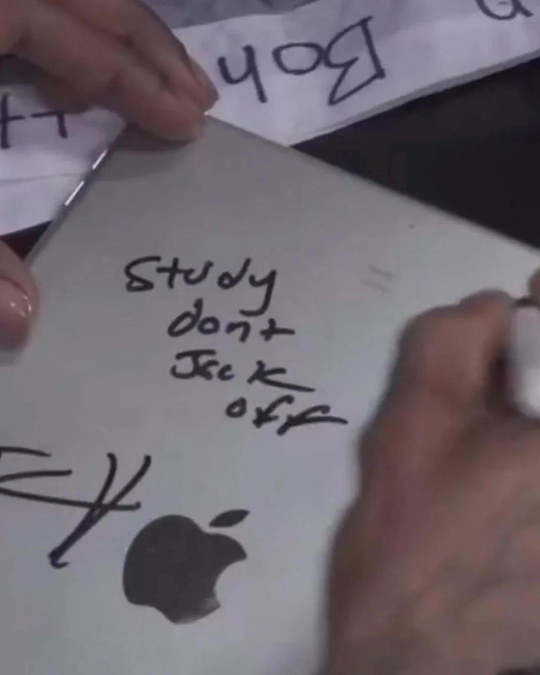 太中肯！ Travis Scott 校園巡禮幫學生簽名寫下勉勵：認真讀書，別尻尻！