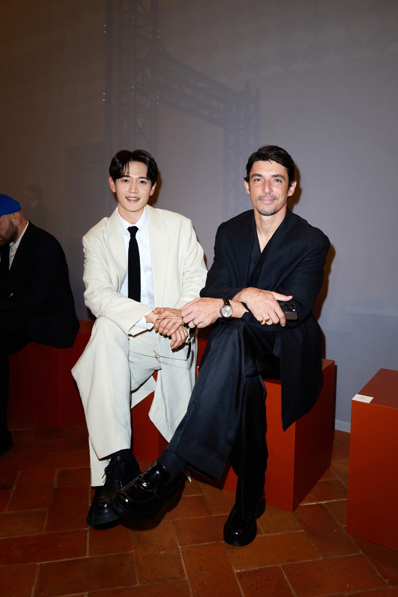 台韓雙帥都來了！施柏宇、崔珉豪現身 COS 2024 年春夏系列時裝秀！