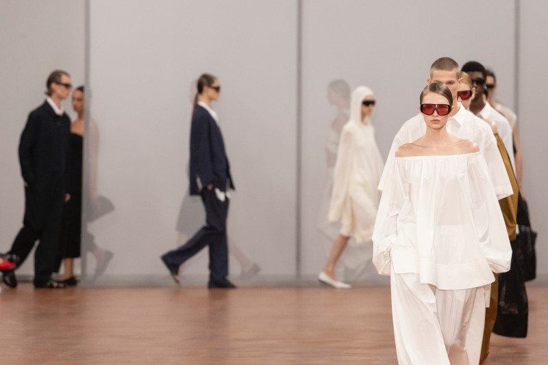 台韓雙帥都來了！施柏宇、崔珉豪現身 COS 2024 年春夏系列時裝秀！