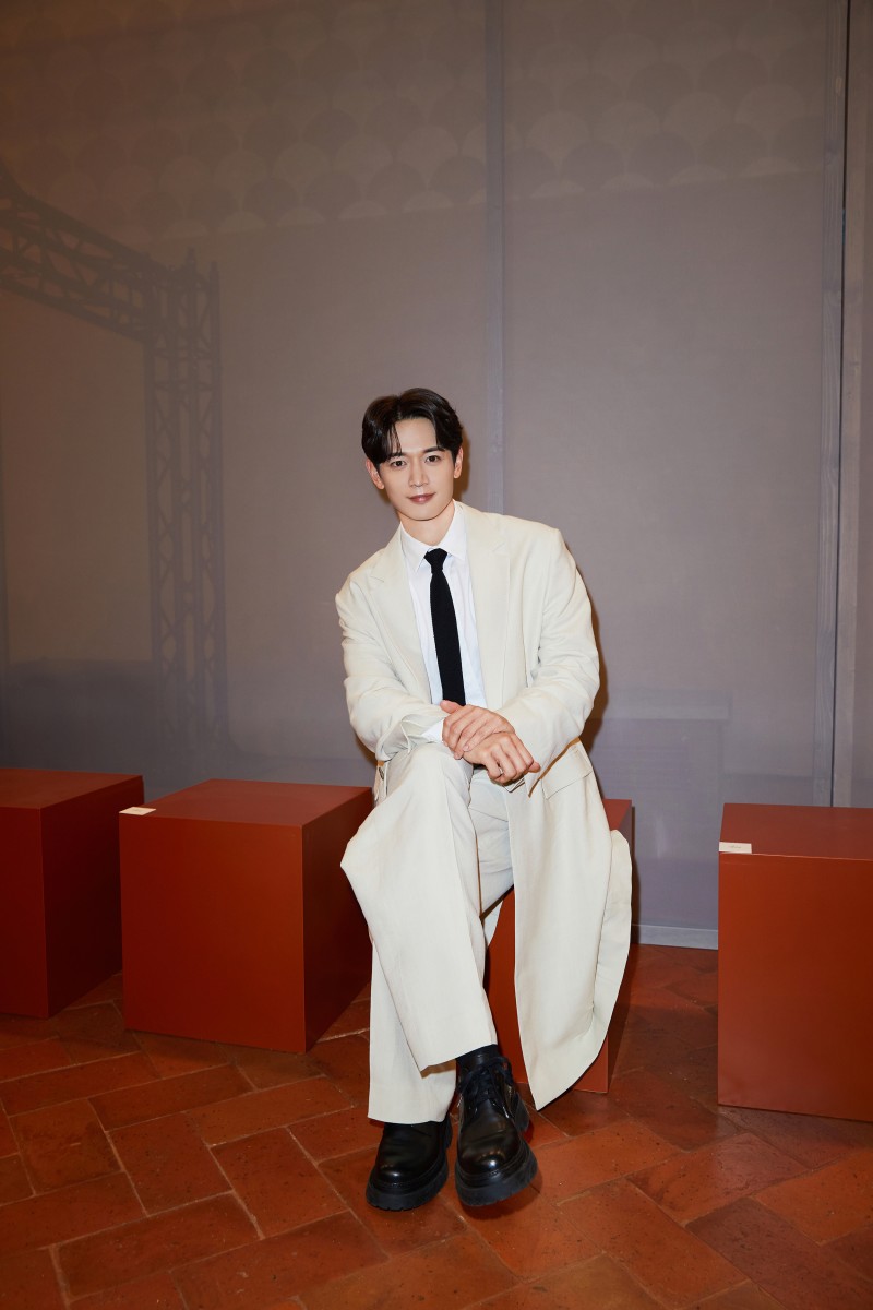 台韓雙帥都來了！施柏宇、崔珉豪現身 COS 2024 年春夏系列時裝秀！