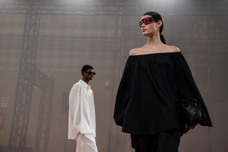 台韓雙帥都來了！施柏宇、崔珉豪現身 COS 2024 年春夏系列時裝秀！