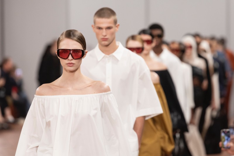 台韓雙帥都來了！施柏宇、崔珉豪現身 COS 2024 年春夏系列時裝秀！