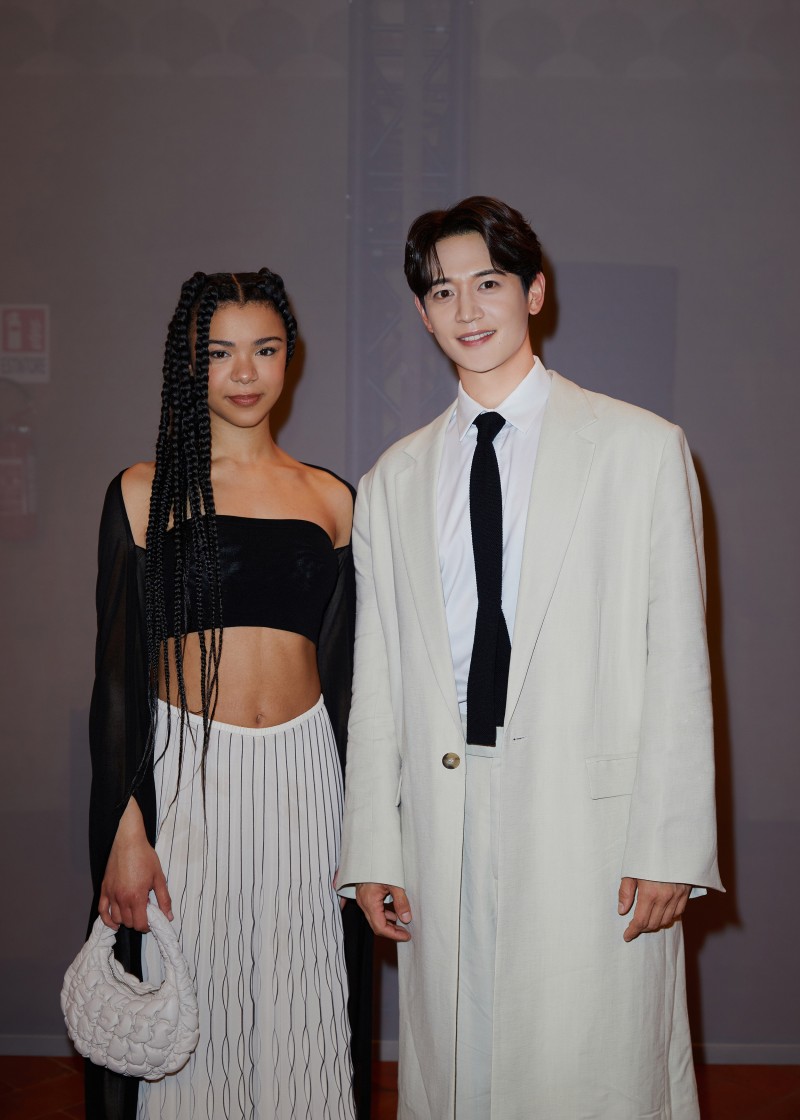 台韓雙帥都來了！施柏宇、崔珉豪現身 COS 2024 年春夏系列時裝秀！