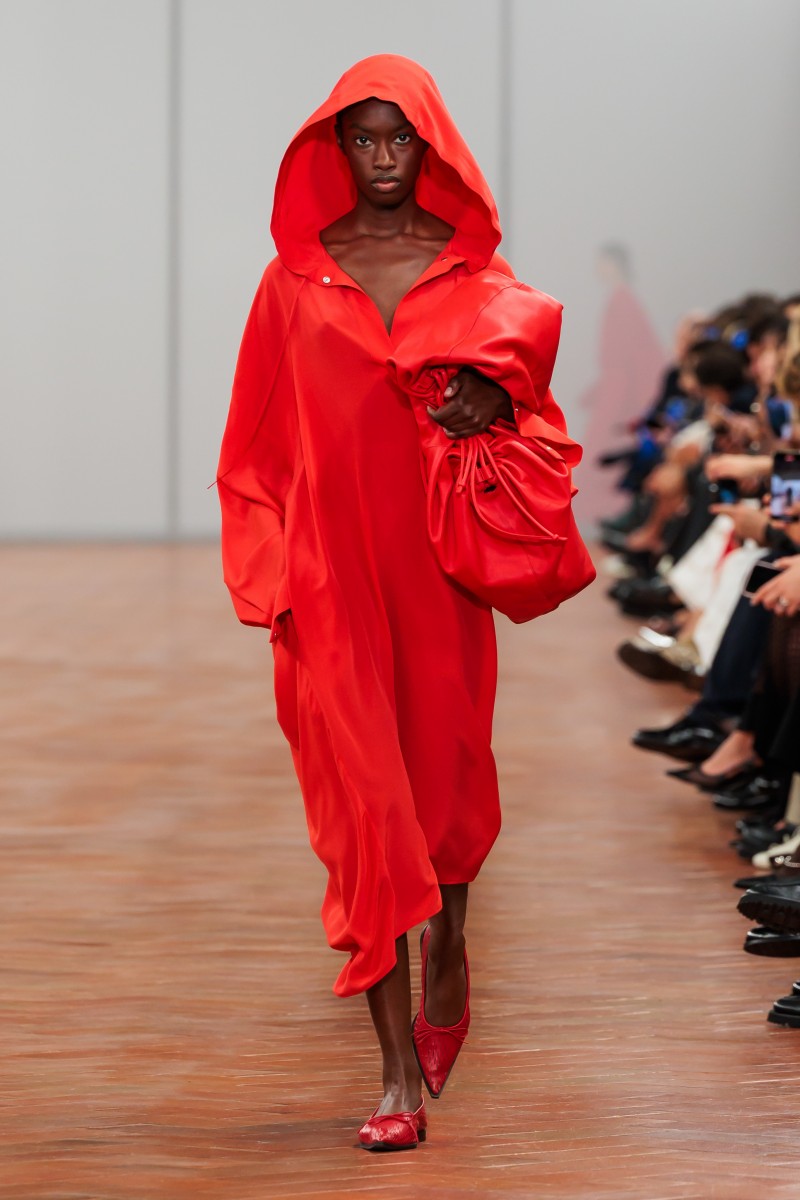 台韓雙帥都來了！施柏宇、崔珉豪現身 COS 2024 年春夏系列時裝秀！