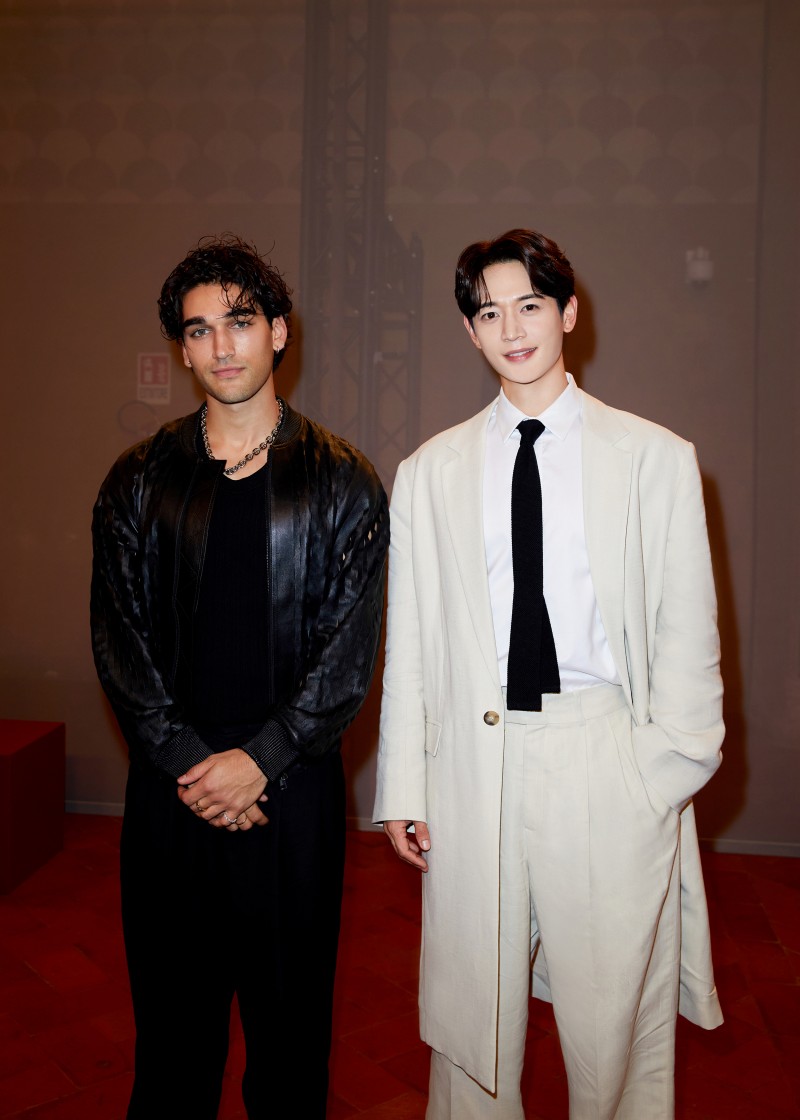 台韓雙帥都來了！施柏宇、崔珉豪現身 COS 2024 年春夏系列時裝秀！