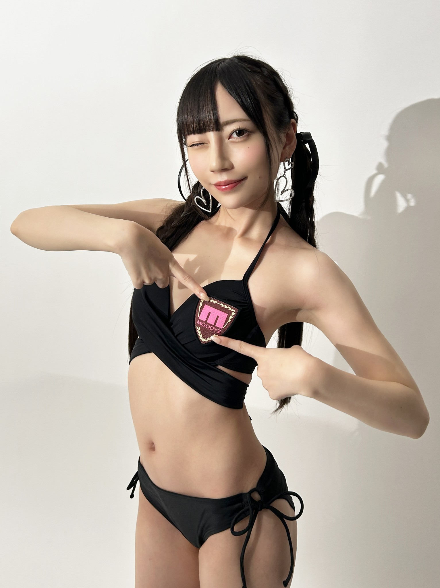 兩大頂流女優竟然驚喜合影！河北彩伽、七澤米亞 同台為泳衣品牌擔綱走秀 model